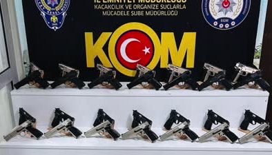 Yolcu otobüsünde ruhsatsız 40 tabanca ele geçirildi