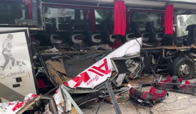 Yolcu otobüsünün tırla çarpışması sonucu 1 kişi öldü, 20 kişi yaralandı