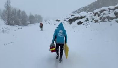 Hakkari’de kar esaretini aşan ekipler hastayı kurtardı