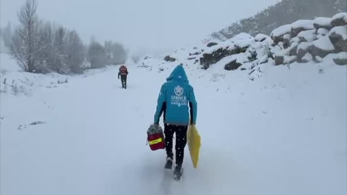 Hakkari’de kar esaretini aşan ekipler hastayı kurtardı