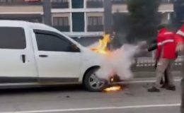seyir halindeki hafif ticari araç yandı