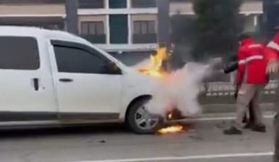 seyir halindeki hafif ticari araç yandı