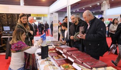 Belediye’nin Kitap Fuarı’nda açtığı stant yoğun ilgi görüyor