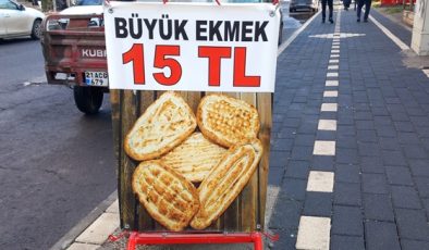 Afişlerle ekmek indirimini duyurdu