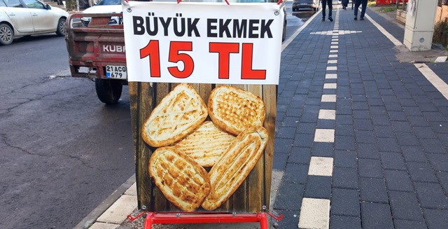 Afişlerle ekmek indirimini duyurdu