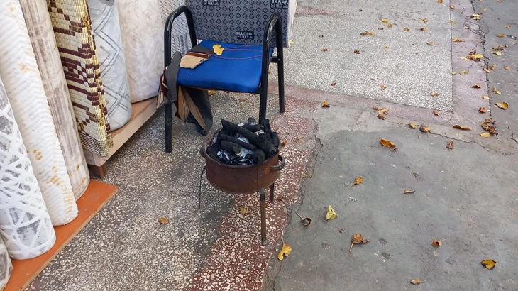 Havalar soğudu esnaf dal kömürüyle ısınıyor