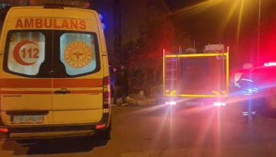 Ev yangını: 2 kişi dumandan etkilendi