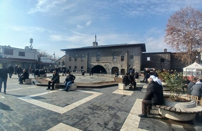 Diyarbakırlılar Güneşli Havanın Keyfini Çıkarıyor