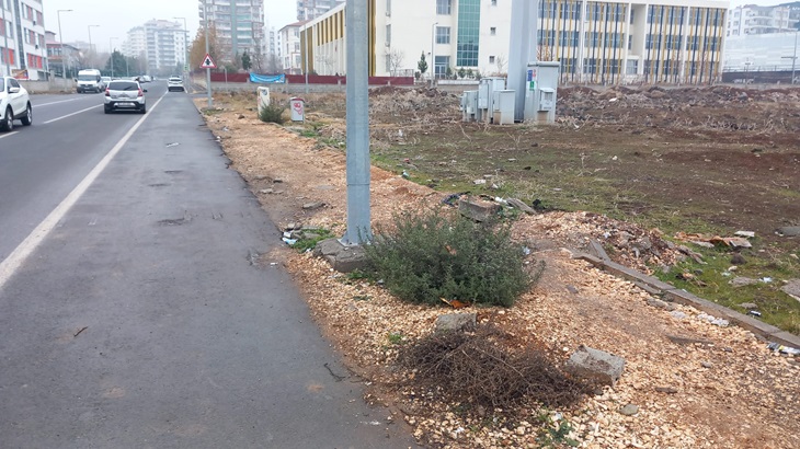 Bu sokak 19 aydır kaldırım bekliyor