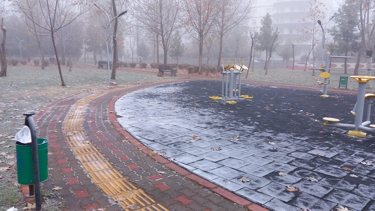 Kaldırım ve parklar kırağı ile kaplandı