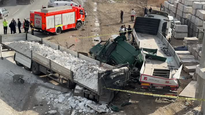 Lastiği patlayan tır karşı şeride geçti: 1 ölü, 1 yaralı