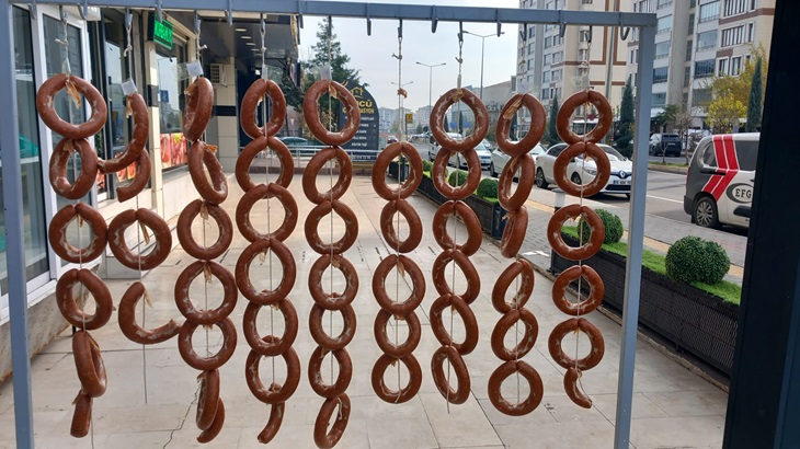 Sucuklar reyonda kaldı