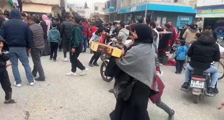 Suriye sınırında Esed rejiminin çöküşü kutlanıyor