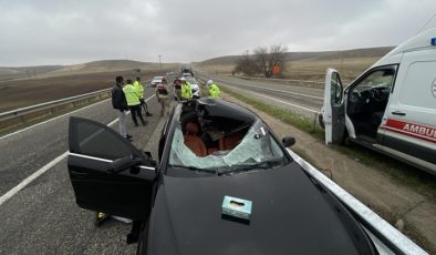 Diyarbakır’da tırdan fırlayan teker otomobilin tavanına düştü:1 kişi öldü