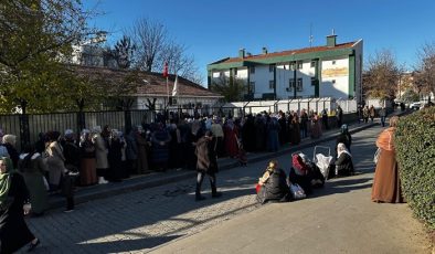 Üçüncü gününde uzun kuyruklar devam ediyor