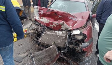 Mardin’de otomobil traktöre arkadan çarptı: 3 yaralı
