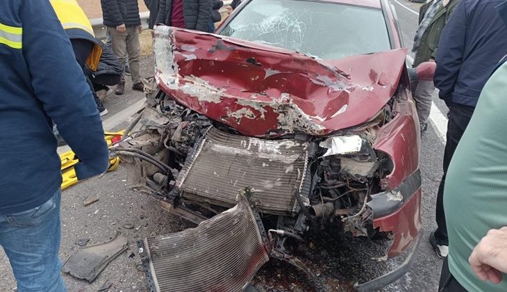 Mardin’de otomobil traktöre arkadan çarptı: 3 yaralı