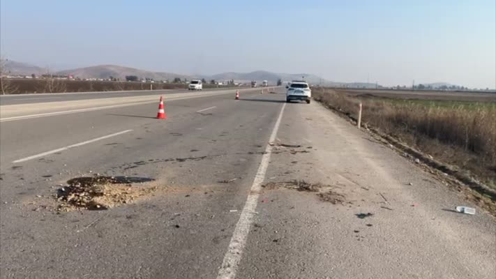 2 otomobil ve motosiklet çarpıştı: 1 can kaybı