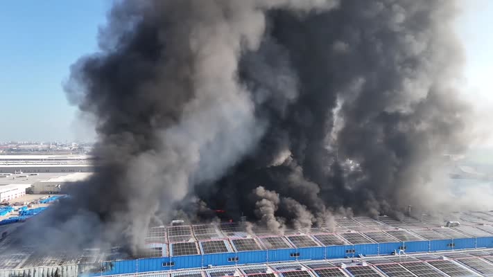 Lüleburgaz’da fabrika yangını: Aküler patladı, çatı çöktü