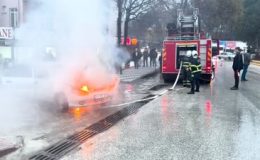 Motoru alev alan araç, Bilecik’te trafiği durma noktasına getirdi