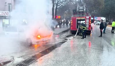 Motoru alev alan araç, Bilecik’te trafiği durma noktasına getirdi
