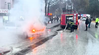 Motoru alev alan araç, Bilecik’te trafiği durma noktasına getirdi