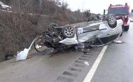 Refüje çarpan otomobil devrildi, 4 kişi hastaneye kaldırıldı