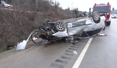 Refüje çarpan otomobil devrildi, 4 kişi hastaneye kaldırıldı