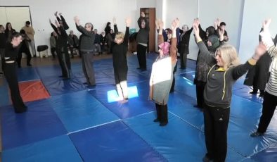 60+ Tazelenme Üniversitesi’nde yoga ile sağlıklı yaşam