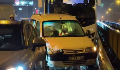 8 aracın karıştığı zincirleme trafik kazasında 2 kişi yaralandı