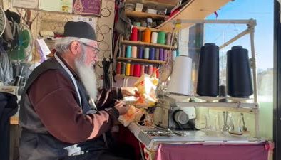 82 yaşındaki terzi mesleğini ilk günkü heyecanla sürdürüyor