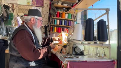 82 yaşındaki terzi mesleğini ilk günkü heyecanla sürdürüyor