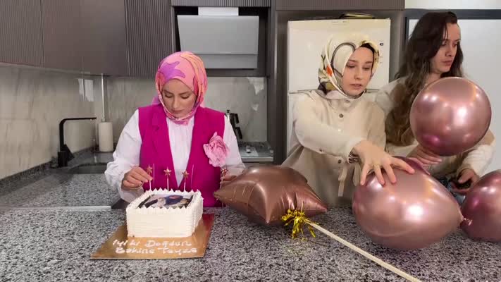 Elazığ’da 93 yaşındaki Sakine nineye ilk doğum günü sürpriz