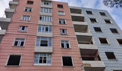 Ağır Hasarlı Yapı Tedirgin Ediyor