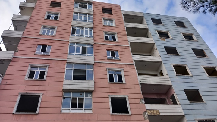 Ağır Hasarlı Yapı Tedirgin Ediyor