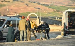 Adıyaman’da bariyerlere çarpan hafif ticari araçtaki 2 kişi yaralandı