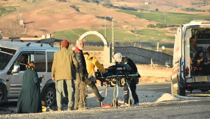 Adıyaman’da bariyerlere çarpan hafif ticari araçtaki 2 kişi yaralandı