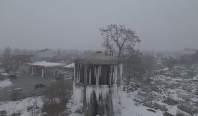 Ağrı’da mezarlıkta metrelerce buz sarkıtları oluştu