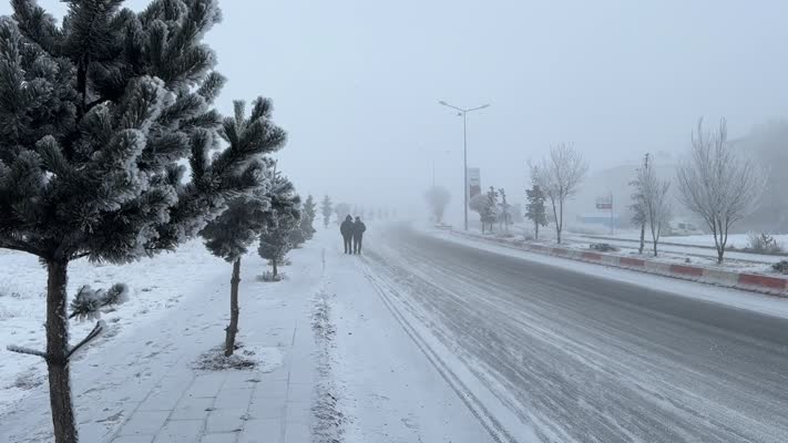 Ağrı’da dondurucu soğuklar nehir ve dereleri buz tuttu