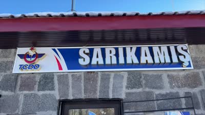Bakan Göktaş, Sarıkamış Ekspresi ile gelen gençleri karşıladı