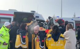 Ambulansların karıştığı iki kazada 6’sı sağlık çalışanı 8 kişi yaralandı