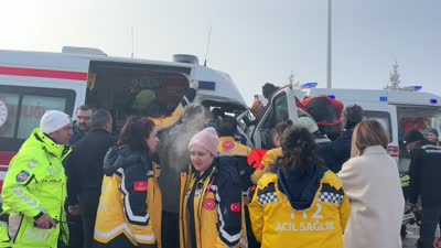 Ambulansların karıştığı iki kazada 6’sı sağlık çalışanı 8 kişi yaralandı