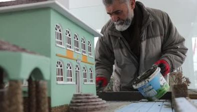 Ankaralı ressam babasının görev yaptığı caminin maketini yaptı
