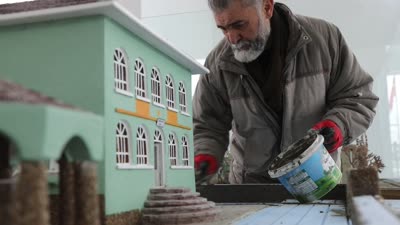Ankaralı ressam babasının görev yaptığı caminin maketini yaptı