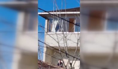 Apartman yangınında mahsur kalan 3 çocuk itfaiye sayesinde kurtarıldı