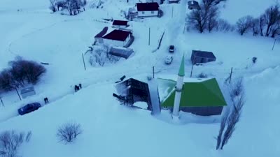 Ardahan’da cami lojmanına çığ düştü