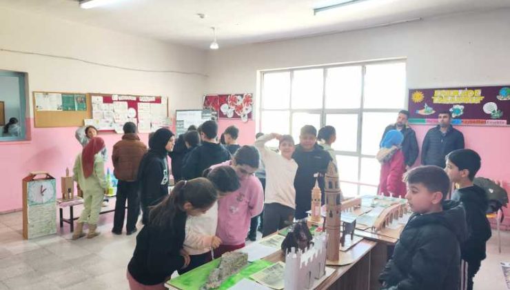 Atatürk Ortaokulu’nda adım başı tarih sergisi düzenlendi