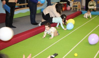Bebek  emekleme yarışması yapıldı