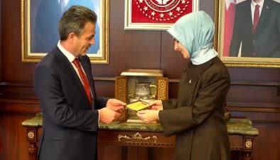 Bakan Göktaş, sanatçıların bağışladığı ödülü devlet korumasındaki çocuklar adına teslim aldı