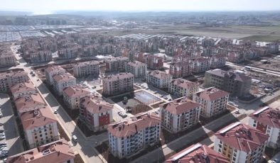 Bakan Kurum, Adıyamanlı depremzede çocuğa verdiği halı saha sözünü tuttu